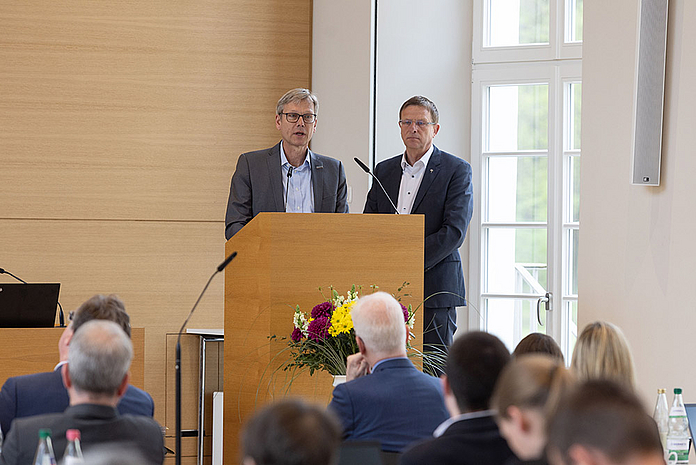 Dr. Harald Clausen (l.) und Pfarrer Carsten Tag berichteten vor der Synode. (Foto: medio.tv/Schauderna)