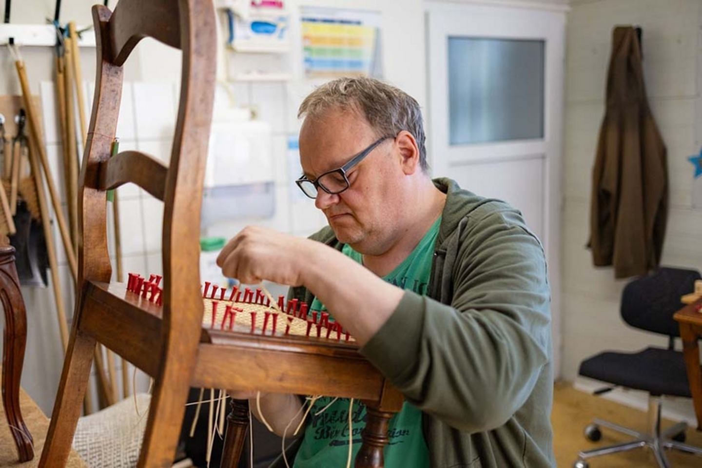 Stuhlflechten in den Caldener Werkstätten
