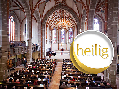 Unser Foto zeigt den Innenraum der Stadtkirche St. Georg mit dem Logo des Kunstprojekts.