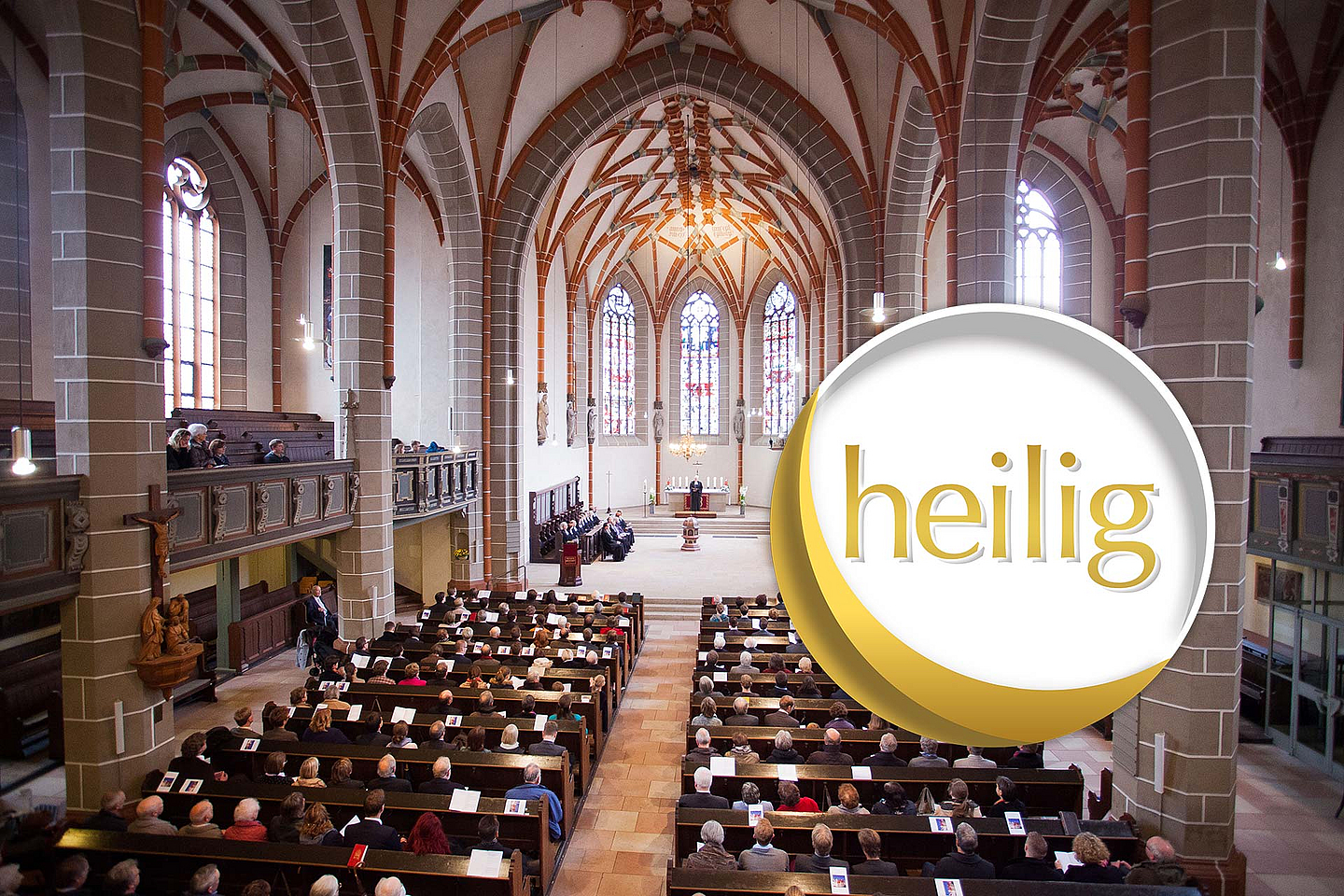 Unser Foto zeigt den Innenraum der Stadtkirche St. Georg mit dem Logo des Kunstprojekts.