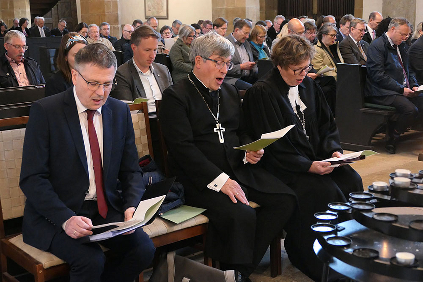 Bischöfin Beate Hofmann und Landesbischof Friedrich Kramer (Mitte)