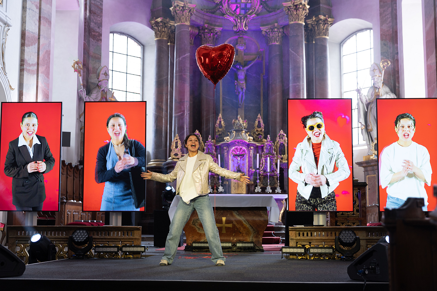 Die Musicaldarstellerin Debora Ochoa performt auf der Bühne der Hessentagskirche.