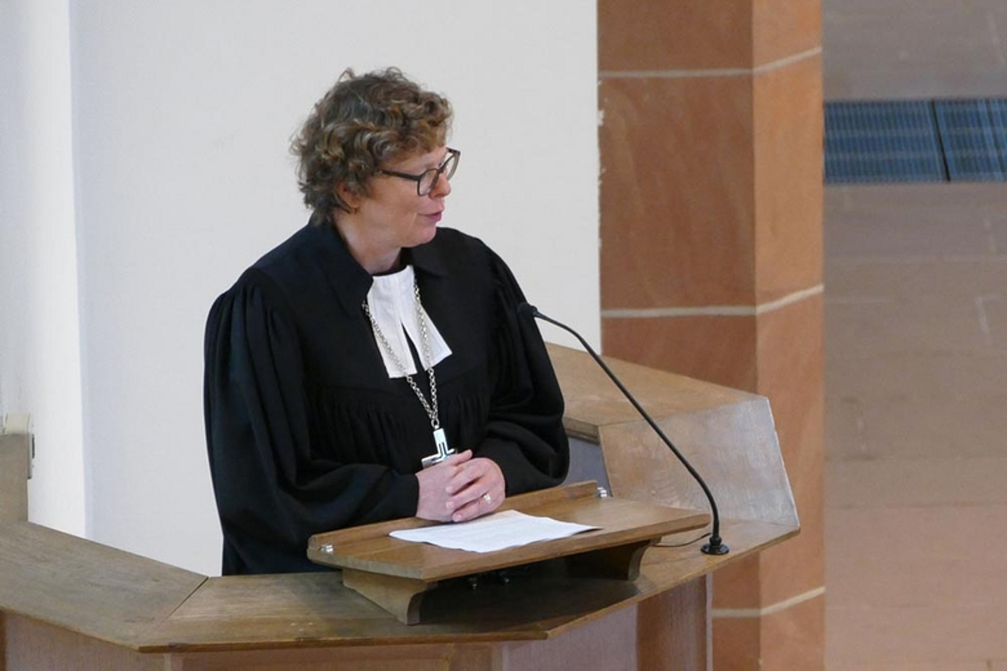 Bischöfin Dr. Beate Hofmann - Abschlussgottesdienst im Jubiläumsprogramm der evangelischen Kirche zum 425jährigen Jubiläum der Hanauer Neustadt am 2. Oktober 2022 in der Hanauer Marienkirche. (Foto: Sascha Leonhardi)