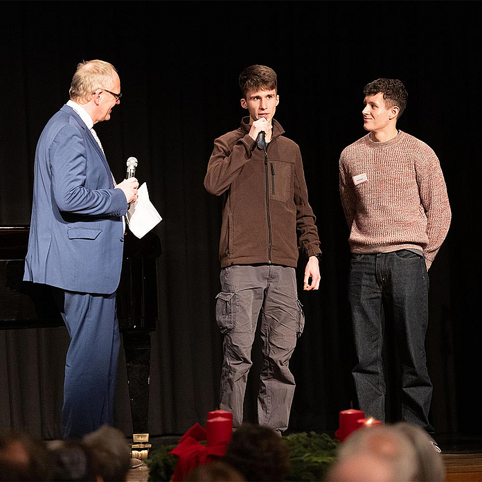 Schüler der Max-Eyth-Schule in Kassel berichteten im Gespräch mit Pfarrer Bendix Balke (l.) von dem Angebot der Demokratie-Mittagspause. Schüler der Max-Eyth-Schule in Kassel berichteten im Gespräch mit Pfarrer Bendix Balke (l.) von dem Angebot der Demokratie-Mittagspause.
