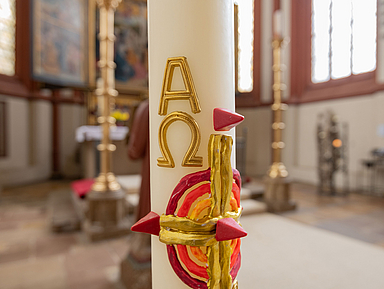 Unser Foto zeigt eine Osterkerze in der Kilianskirche in Korbach