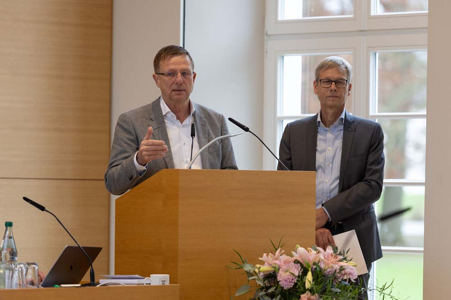 Pfarrer Carsten Tag (Vorstandsvorsitzender) und Dr. Harald Clausen (Vorstandmitglied) berichteten der Synode aus der Diakonie Hessen