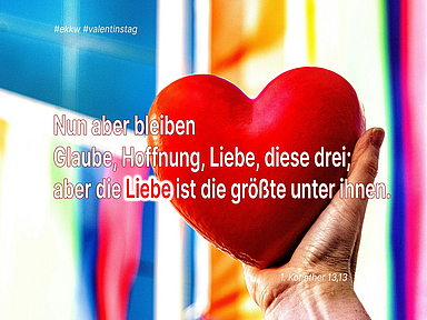 Ein Herz zeigt den bekannten Bibelvers aus dem Hohelied der Liebe: Nun aber bleiben Glaube, Hoffnung, Liebe, diese drei; aber die Liebe ist die größte unter ihnen. (1. Korinther 13,13)