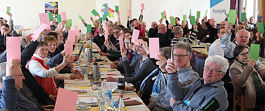 Blick ins Plenum der gemeinsamen Synoden. Die rosa Stimmkarten sind dem Kirchenkreis Witzenhausen zuzuordnen, die grünen dem Kirchenkreis Eschwege. (Foto: Kristin Weber)