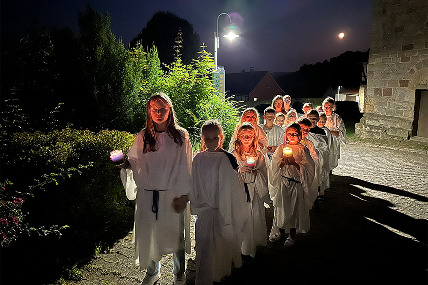 Die Kinder ziehen in ihren Gewändern in die Klosterkirche ein.