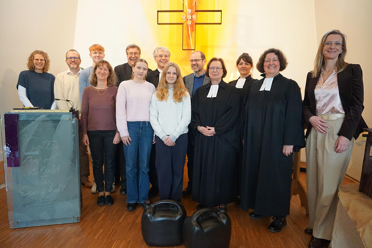 Am Gottesdienst zum Start der 67. Spendenaktion Brot für die Welt waren beteiligt (v.l.): Regina Akelbein (Kirchenvorstand Gemeindeteil Nackenheim), Jens Wagner (Kirchenvorstand Gemeindeteil Nackenheim), Konfirmand Julius Akelbein, Heike Gerold (Kirchenvorstand Gemeindeteil Bodenheim), Pfarrer Thomas Schwöbel, Konfirmandin Emilie Schmidt, Dekan Olliver Zobel, Konfirmandin Lisa Betzina, Landeskirchenrat Dr. Diethelm Meißner, Stellvertretende Kirchenpräsidentin Ulrike Scherf, Stellvertretende Dekanin Vanessa Bührmann, Pfarrerin Dagmar Diehl, Oberkirchenrätin Christina Schnepel