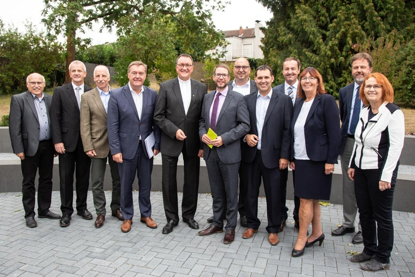 Bischof Hein und Landrat Thorsten Stolz (SPD, 6.v.l.) mit den Bürgermeistern der Region und weiteren Delegationsmitgliedern.