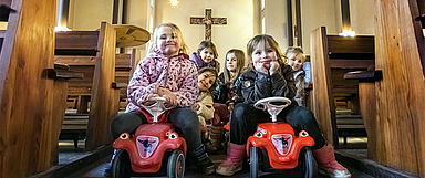 Und ab durch den Mittelgang: Die Kinder der Kindertagesstätte Erlöserkirche Fasanenhof hatten beim Fotoshooting sichtlich Spaß und erobern den Kirchenraum mit den Bobby-Cars ganz auf ihre Weise. (Fotos: medio.tv/Schauderna)