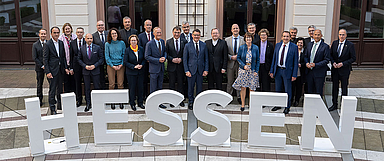 Beim traditionellen Spitzengespräch tauschten sich Vertreterinnen und Vertretern der Hessischen Landesregierung und die Spitzen der Evangelischen Kirchen und der Katholischen Bistümer zu kirchen- und politischen Themen aus. (Foto: Hessische Staatskanzlei)