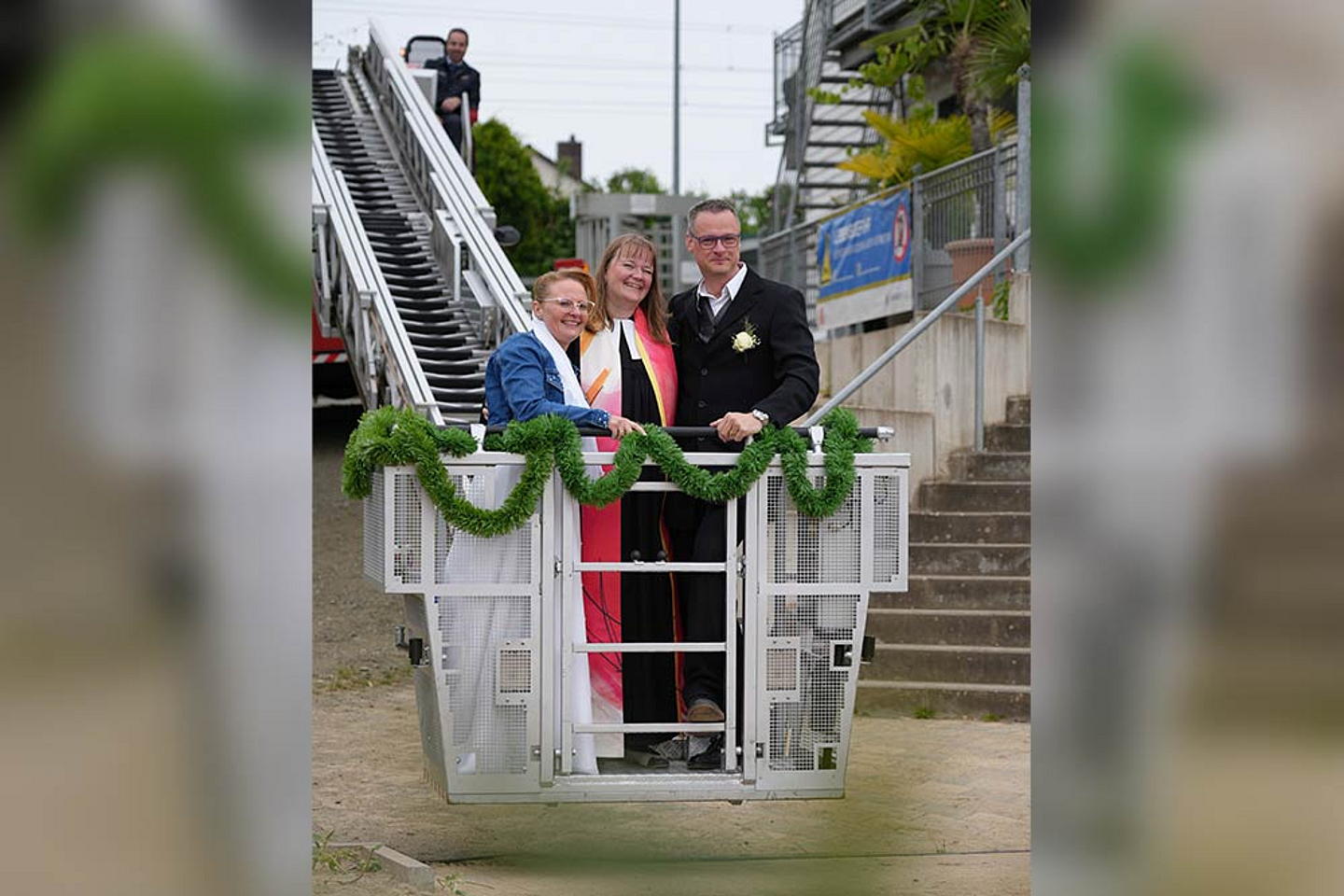 Für Bianca und Tobias Büttner ging es mit Pfarrerin Aline Seidel zum Ja-Wort auf knapp 30 Meter hoch hinaus über den Niederweimarer See.