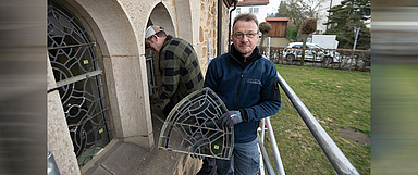 Glasmaler Stephan Lübbers mit einem der Glasfenster der Welleröder Kirche. Seine Firma bringt die Fenster der Kirche im Kirchenkreis Kaufungen wieder in Ordnung. (Foto: medio.tv/Schauderna)