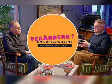 Zum Start der neuen Podcastreihe geht es um „Spiritualität in der Veränderung“. Christoph Baumanns (l.), Beauftragter für Kommunikation in kirchlichen Transformationsprozessen und Gastgeber der Reihe spricht mit Propst Dr. Volker Mantey aus dem Sprengel Marburg.