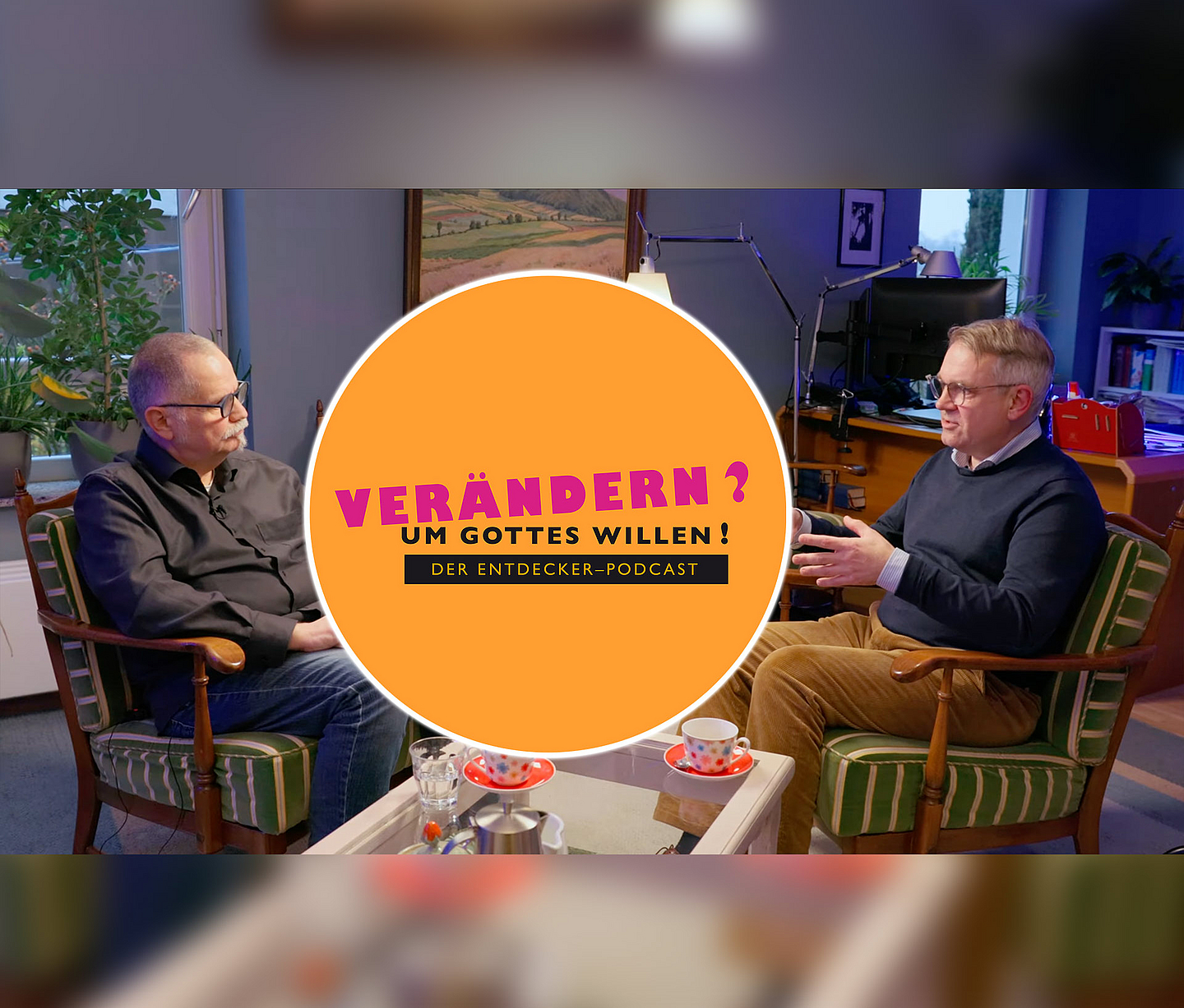Zum Start der neuen Podcastreihe geht es um „Spiritualität in der Veränderung“. Christoph Baumanns (l.), Beauftragter für Kommunikation in kirchlichen Transformationsprozessen und Gastgeber der Reihe spricht mit Propst Dr. Volker Mantey aus dem Sprengel Marburg.