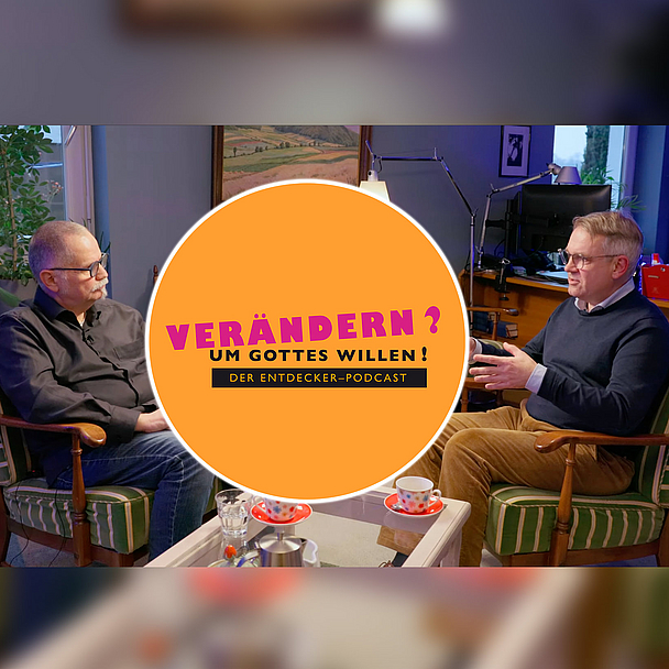 Zum Start der neuen Podcastreihe geht es um „Spiritualität in der Veränderung“. Christoph Baumanns (l.), Beauftragter für Kommunikation in kirchlichen Transformationsprozessen und Gastgeber der Reihe spricht mit Propst Dr. Volker Mantey aus dem Sprengel Marburg.