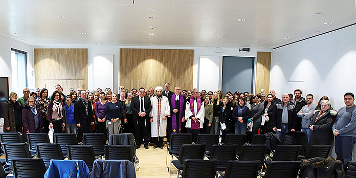 Starkes Zeichen gegen Rassismus – 80 Mitarbeitende aus dem Industriepark Wolfgang gemeinsam mit den Religionsvertretern. (Foto: Evonik Industries)