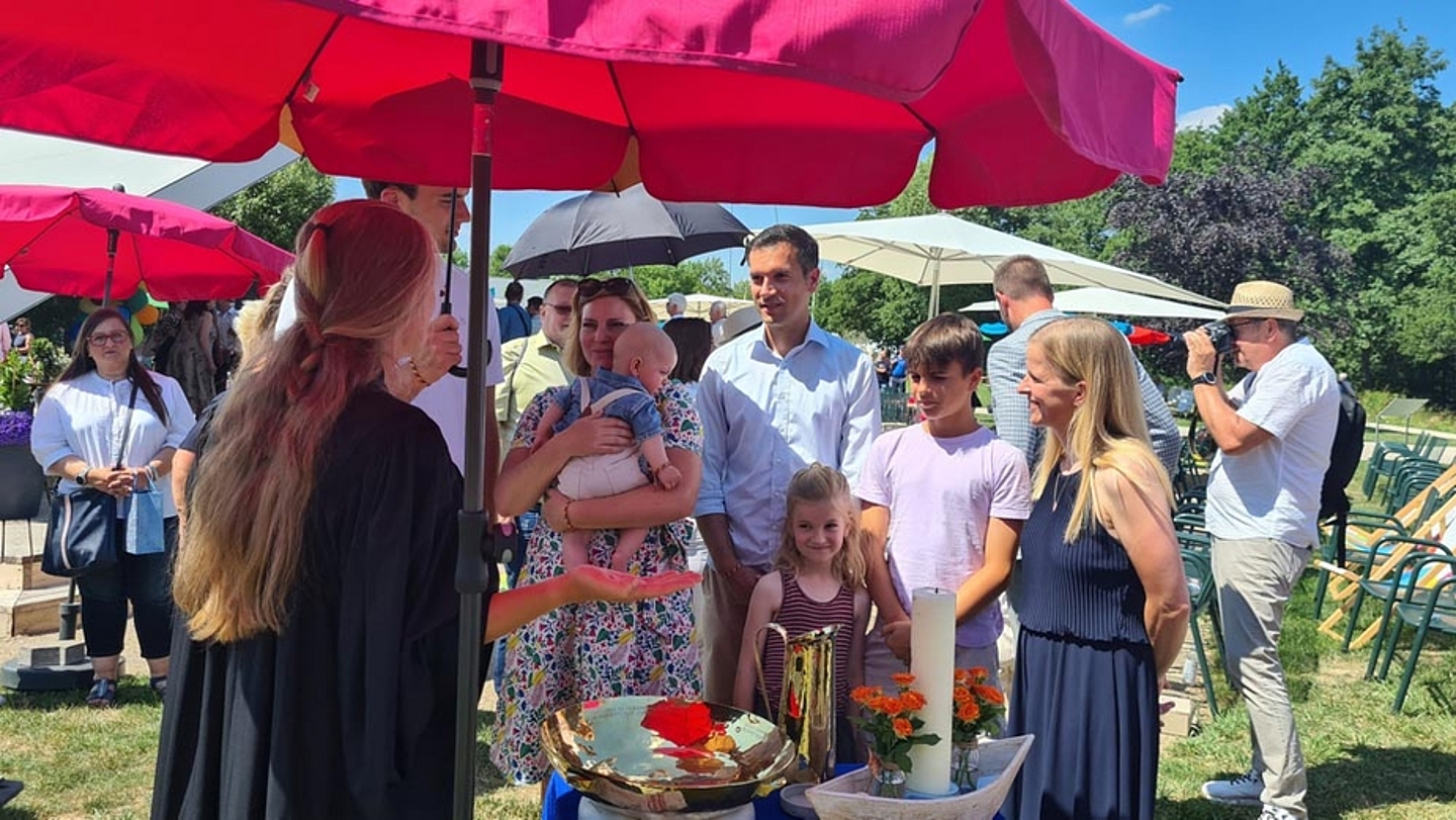 Tauffest bei der Kirche auf der Landesgartenschau in Fulda. (Foto: Claudia Pfannemüller)