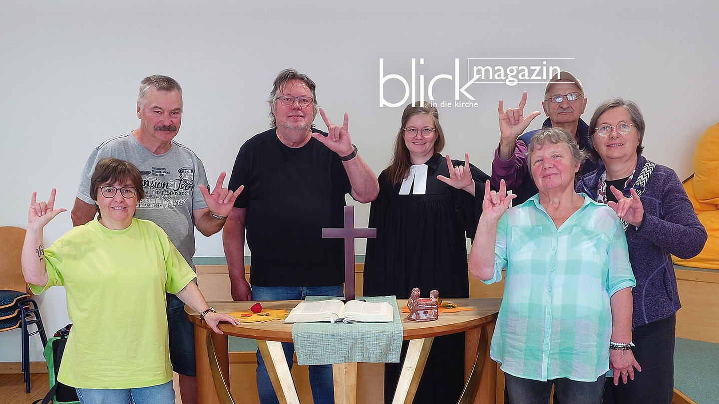 Liebevoll: Cornelia Meyer, Reinhold Jung, Reinhard Eckey, Clara Sperzel, Alfons Flach, Margot Eckey und Roswitha Jung gebärden «I love you»