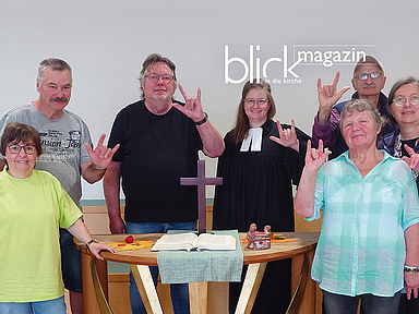 Liebevoll: Cornelia Meyer, Reinhold Jung, Reinhard Eckey, Clara Sperzel, Alfons Flach, Margot Eckey und Roswitha Jung gebärden «I love you»