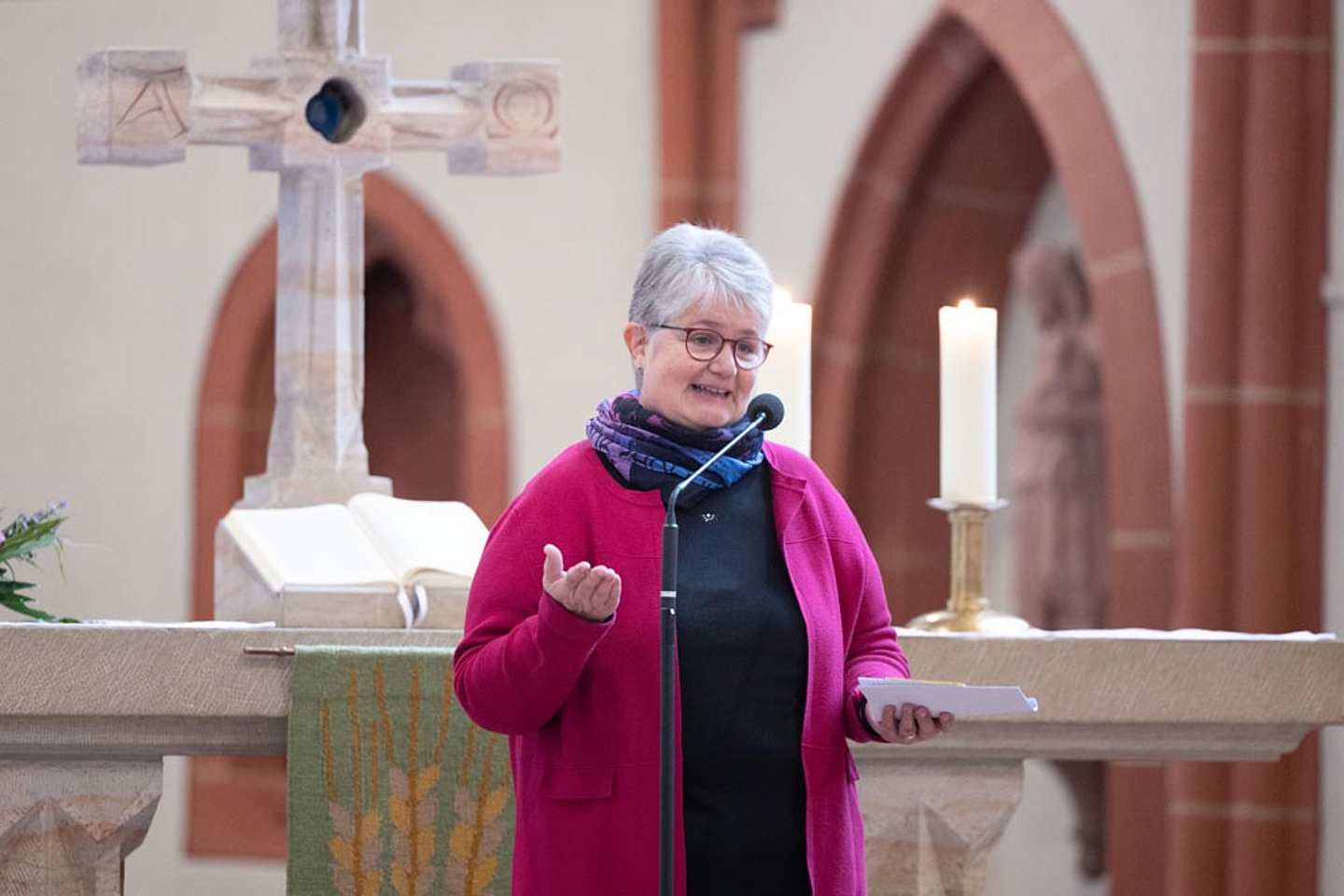 Pfarrerin Anke Zimmermann bei ihrer Begrüßung Pfarrerin Anke Zimmermann bei ihrer Begrüßung