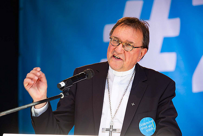Bischof Martin Hein während der Kundgebung vor dem Regierungspräsidium in Kassel. (Foto: medio.tv/Schauderna)
