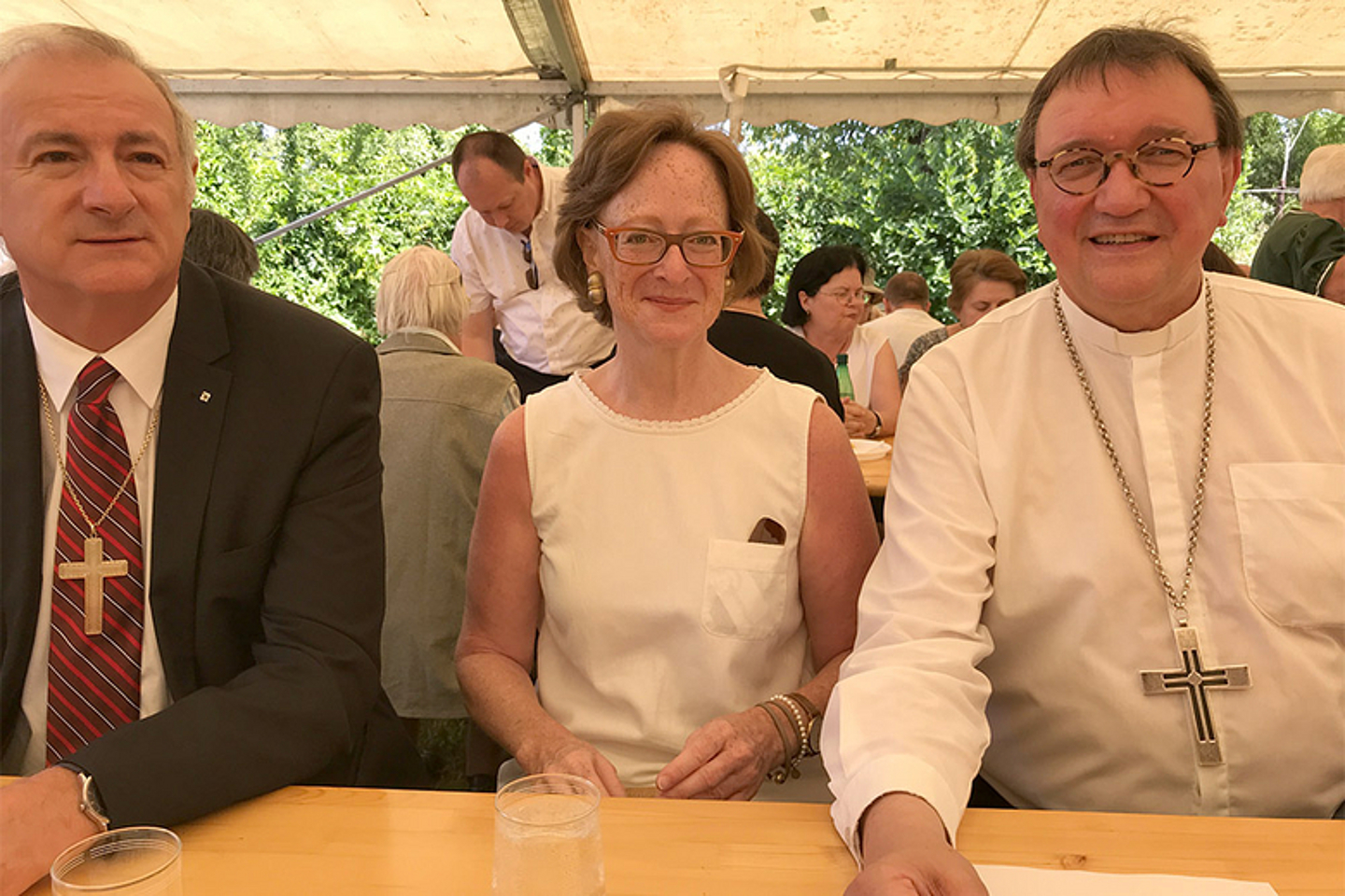 Die Botschafterin der Republik Österreich in Rumänien, Frau Mag. Isabel Rauscher mit Bischof Guib und Bischof Hein. (Foto: privat)