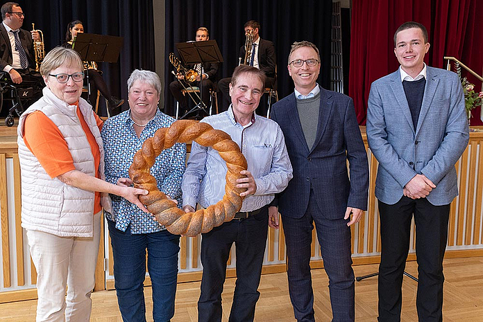 Einer der zwei Sonderpreise ging an das Team des Begegnungszentrums Willingen, hier mit Laudator Leon Harms vom Landesjugendforum (r.). (Foto: medio.tv/Schauderna)
