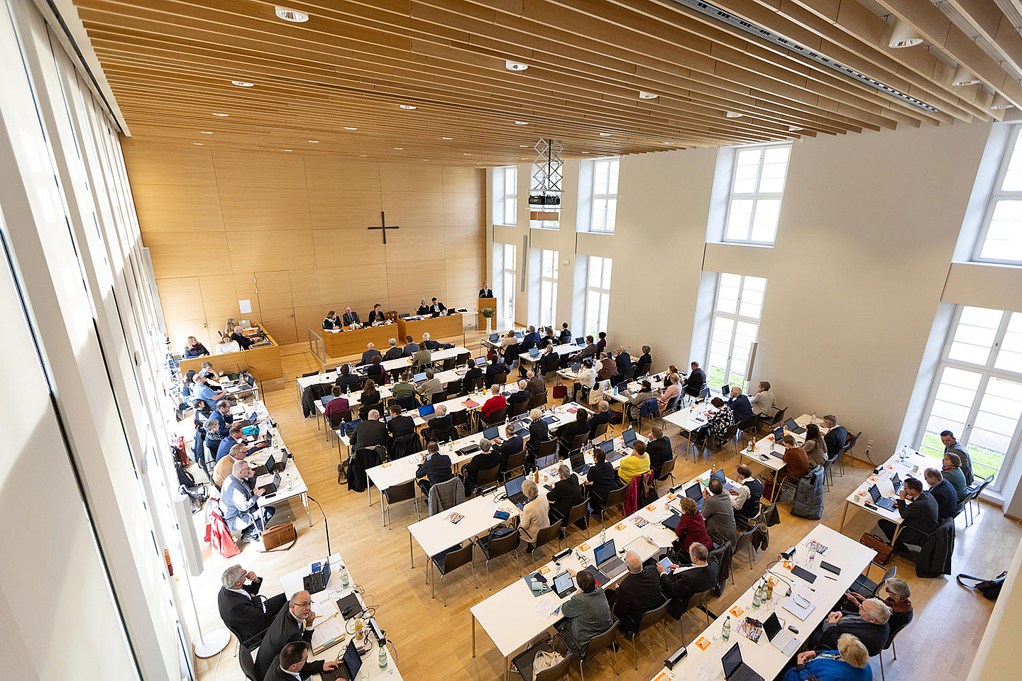 Blick in den Synodalsaal in der Evangelischen Tagungsstätte in Hofgeismar bei einer früheren Tagung