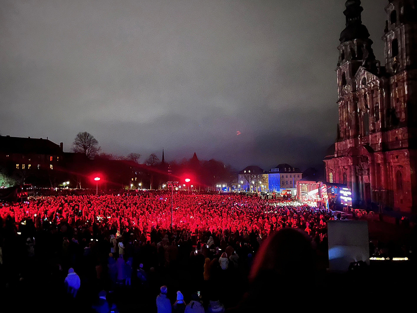 Tausende waren am 13. Dezember zum Weihnachtssingen auf den Fuldaer Domplatz gekommen. Der bot durch die besondere Beleuchtung eine festliche Atmosphäre. Tausende waren am 13. Dezember zum Weihnachtssingen auf den Fuldaer Domplatz gekommen. Der bot durch die besondere Beleuchtung eine festliche Atmosphäre. Wer nicht textsicher war, konnte die Texte der Lieder auf großen Leinwänden ablesen und mitsingen.
