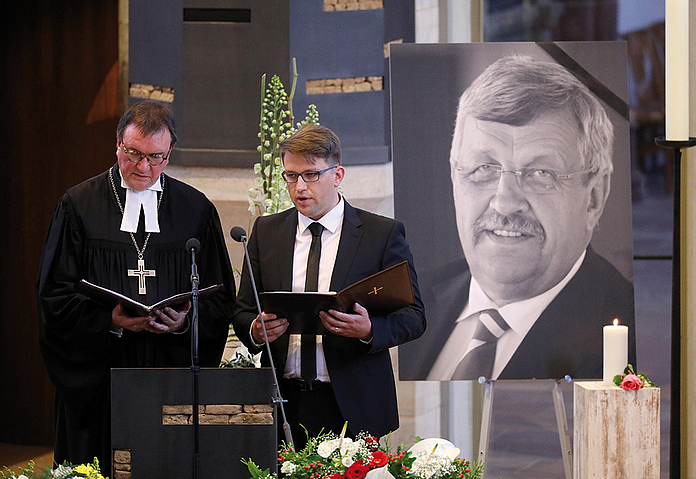 nein Trauerfeier für den ermordeten Kasseler Regierungspräsidenten Walter Lübcke in der Kasseler Martinskirche im Jahr 2019. Das Foto zeigt Dr. Hein mit Christoph Lübcke, dem Sohn des Verstorbenen. (Foto: Fischer)