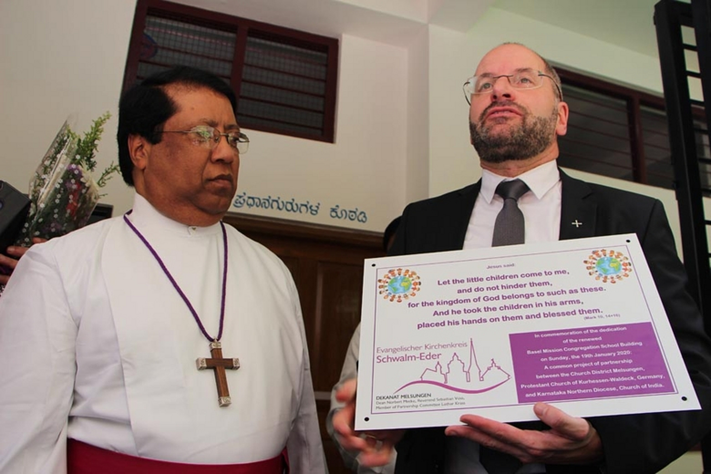 Dekan Norbert Mecke übergibt einen zusätzlichen Scheck für Mobiliar an Bischof Ravikumar Niranjan - Partnerbesuch bei der Church of South India - Karnataka Northern Diocese vom 14. bis 23.1.2020 in Indien (Foto: medio.tv/Müller)