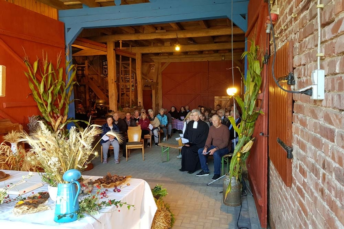 Erntedankfest auf dem Bauernhof: Die Evangelische Kirchengemeinde Wetter feierte in und vor der Scheune des Bauernhof im Brockhäuser Weg ihr Erntedankfest. (Foto: Jan Terlinden) 