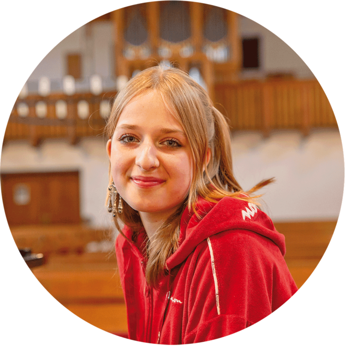 Wo man sich ohne Worte versteht: Lilli Bonas in der Emmauskirche Kassel, wo sie im Jugendchor singt Wo man sich ohne Worte versteht: Lilli Bonas in der Emmauskirche Kassel, wo sie im Jugendchor singt
