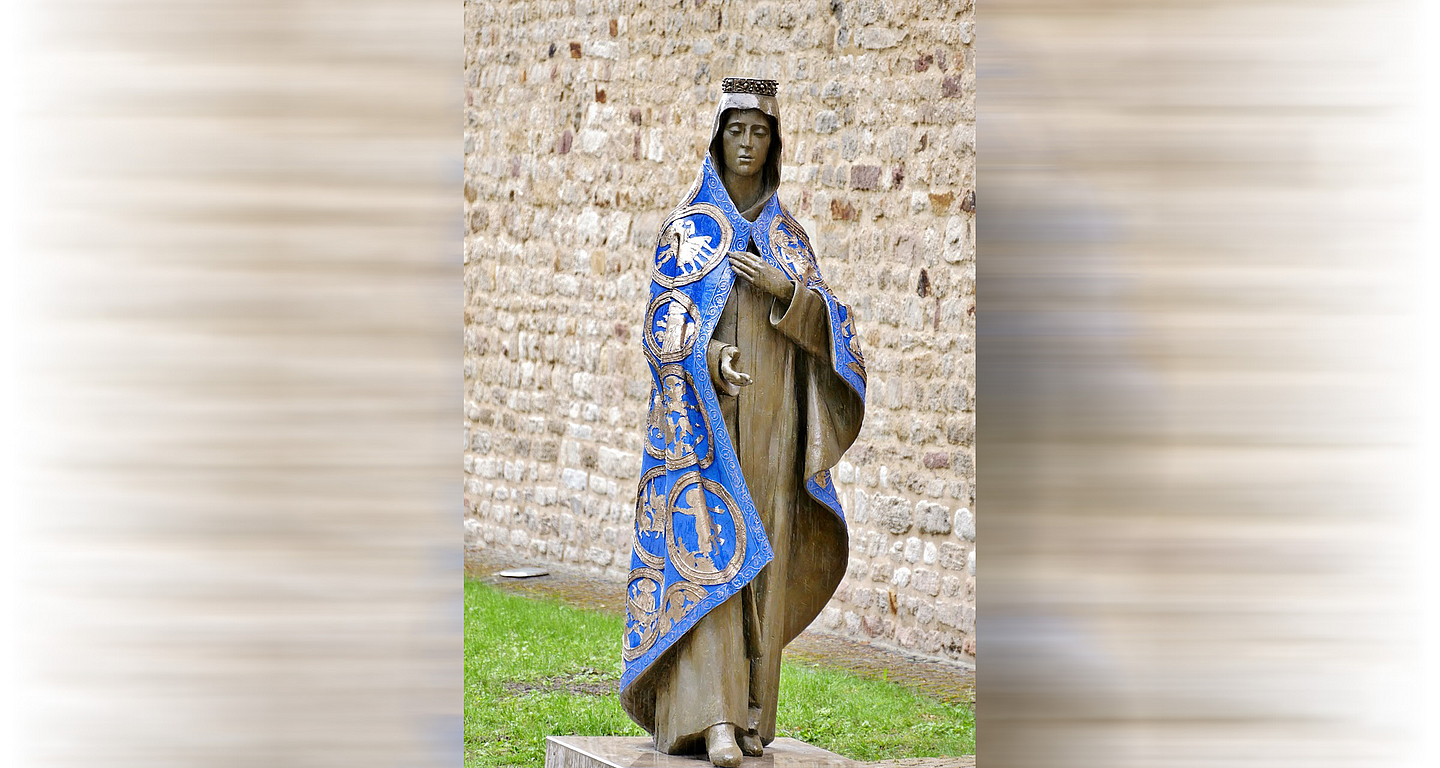 Bronzefigur der Kaiserin Kunigunde vor der Stiftskirche Kaufungen.