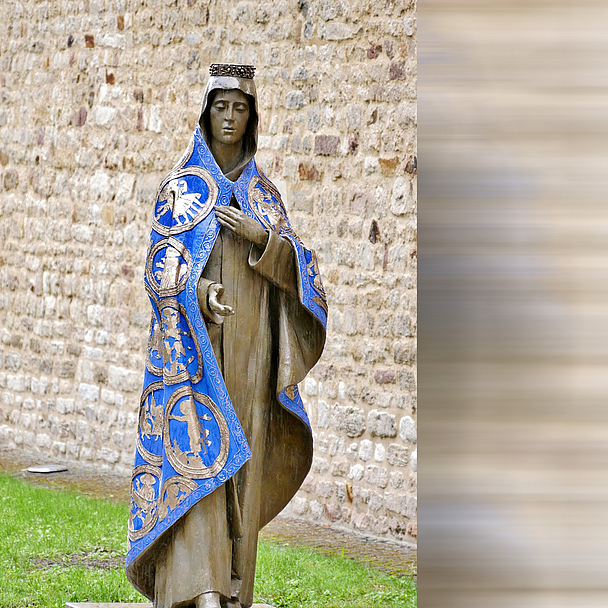 Bronzefigur der Kaiserin Kunigunde vor der Stiftskirche Kaufungen.