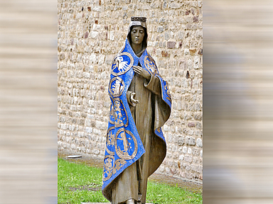 Bronzefigur der Kaiserin Kunigunde vor der Stiftskirche Kaufungen.