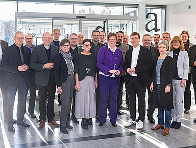 Kirchenleitungstreffen des Bistums Fulda und der EKKW im Haus der Kirche in Kassel: Bischöfin Dr. Beate Hofmann (12.v.l.) und Generalvikar Dr. Martin Stange (15.v.l.) mit den Vertreterinnen und Vertretern beider Kirchen