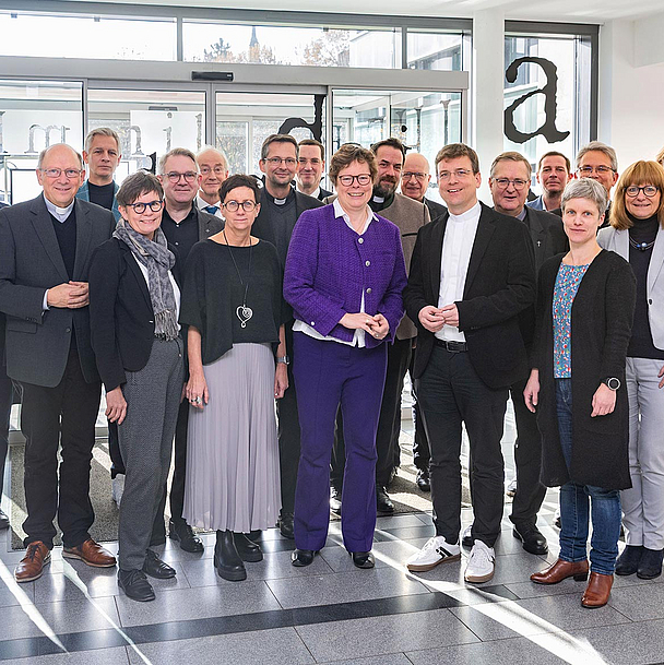 Kirchenleitungstreffen des Bistums Fulda und der EKKW im Haus der Kirche in Kassel: Bischöfin Dr. Beate Hofmann (12.v.l.) und Generalvikar Dr. Martin Stange (15.v.l.) mit den Vertreterinnen und Vertretern beider Kirchen