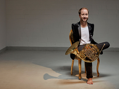 Felix Klieser wurde ohne Arme geboren und spielt das Horn, indem er die Ventile mit den Zehen seines linken Fußes bedient.