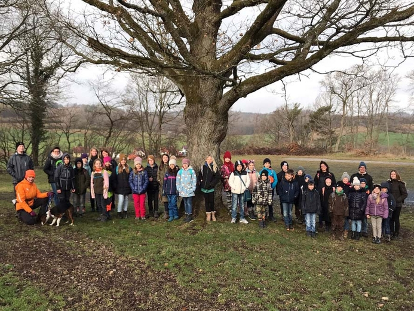 Pflanzaktion der Schülerinnen und Schüler der Auenbergschule Bad Wildungen am 29.3.2023. (Quelle: Albus) 