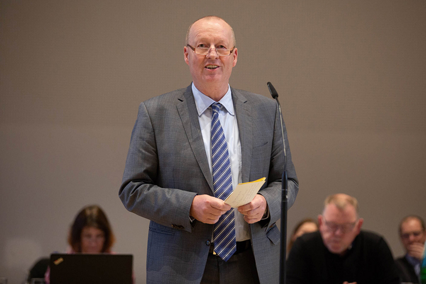 Der Synodale Rainer Reinke (Ahnatal) mit seinem Bericht der Arbeitsgruppe zum Finanzbericht von Vizepräsident Dr. Volker Knöppel