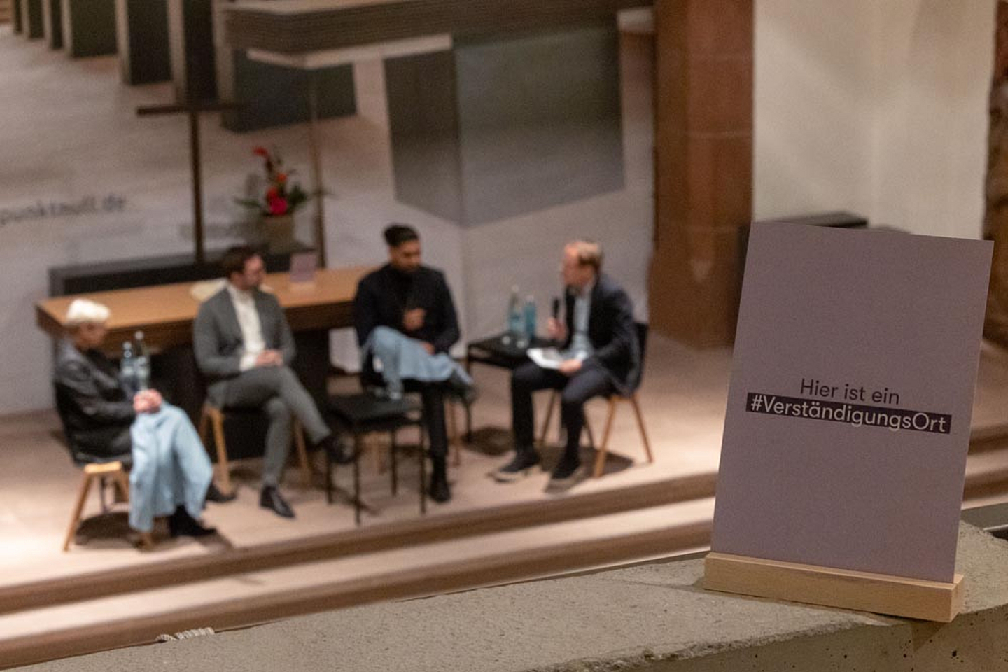 Das vom Kirchenkreis Hanau veranstaltete Dialogforum war Teil der Kampagne #Verständigungsorte, mit der Kirche und Diakonie bundesweit Orte des Dialogs über gesellschaftliche Krisen und Konflikte schaffen wollen.