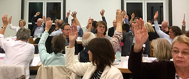 Zustimmung zur Erprobungssatzung für den Kirchenkreis Kinzigtal. Unser Foto zeigt Synodale des Kirchenkreises Schlüchtern der Herbsttagung in Schlüchtern-Breitenbach. (Foto: medio.tv/Henning)