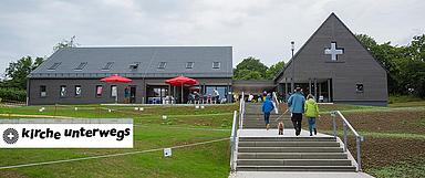 Der neue Satteldachbau mit offener Dachkonstruktion der «Kirche unterwegs» am Edersee bietet Raum für Gottesdienste und kann auch als Tagungs- und Veranstaltungsraum genutzt werden. (Foto: medio.tv/Socher)