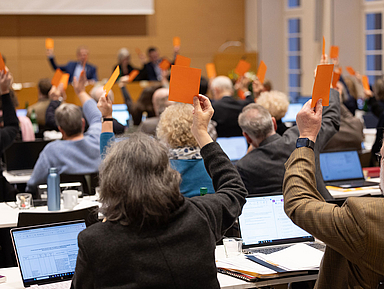 Stimmten dem Doppelhaushalt 2026/2027 samt Stellenplan zu: Die Synodalen in der Evangelischen Tagungsstätte in Hofgeismar