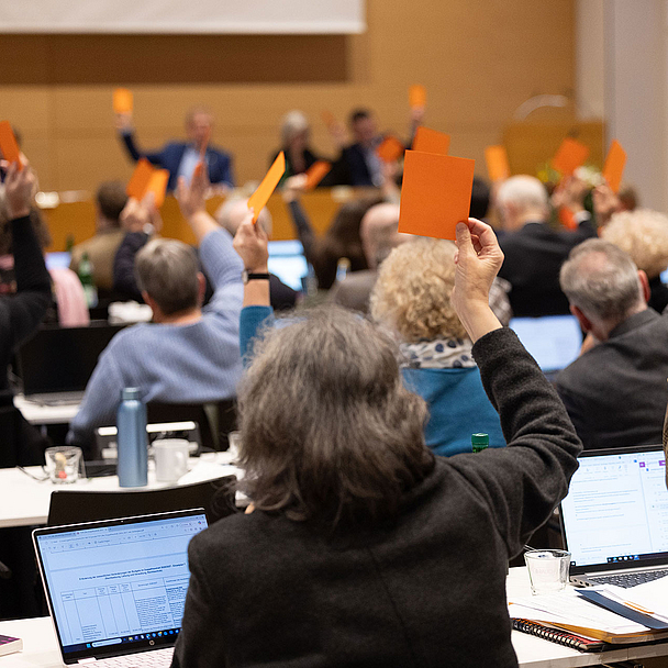 Stimmten dem Doppelhaushalt 2026/2027 samt Stellenplan zu: Die Synodalen in der Evangelischen Tagungsstätte in Hofgeismar