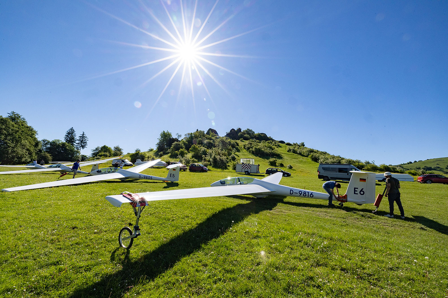 Damit die Tragflächen nicht zu sehr schwingen, wird ein Rad darunter montiert, während das Flugzeug zur Startbahn transportiert wird